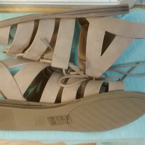 New Women's  Tan Qupid Gladiator Sandals, Size 7.5 - Picture 3 of 4